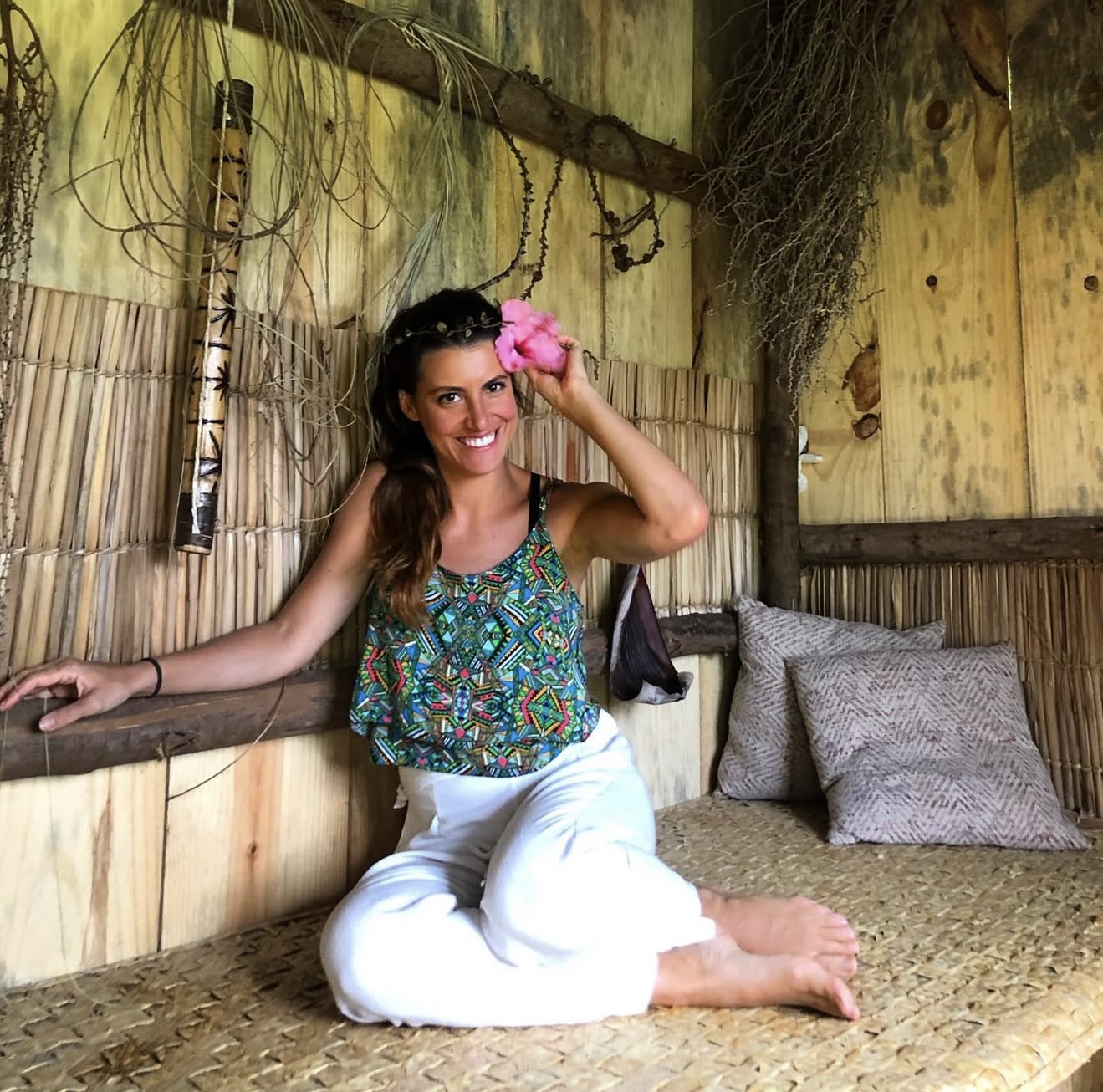 Detalhe de mãos segurando ervas para ritual