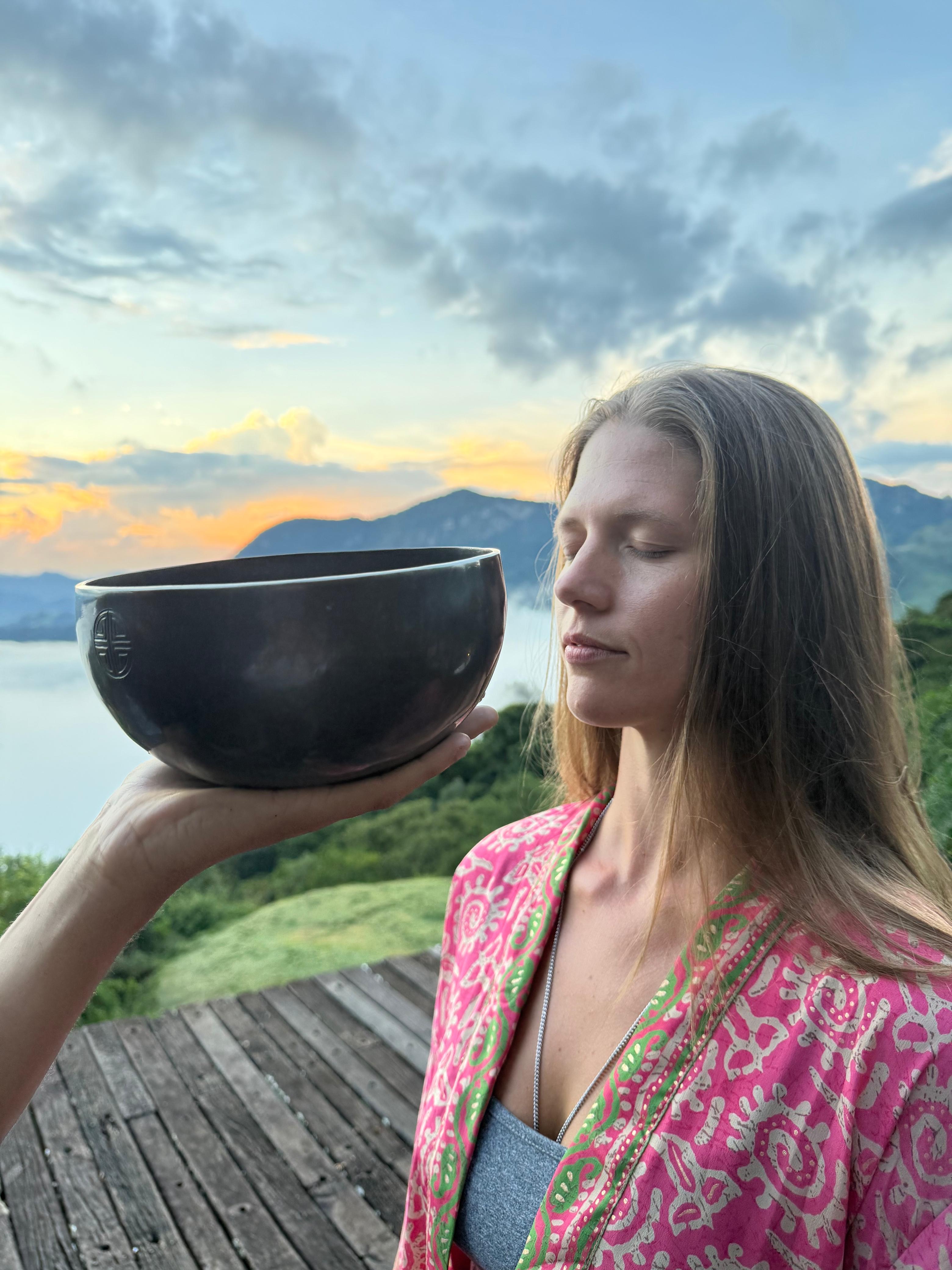 Detalhe de participantes conectando-se em silêncio