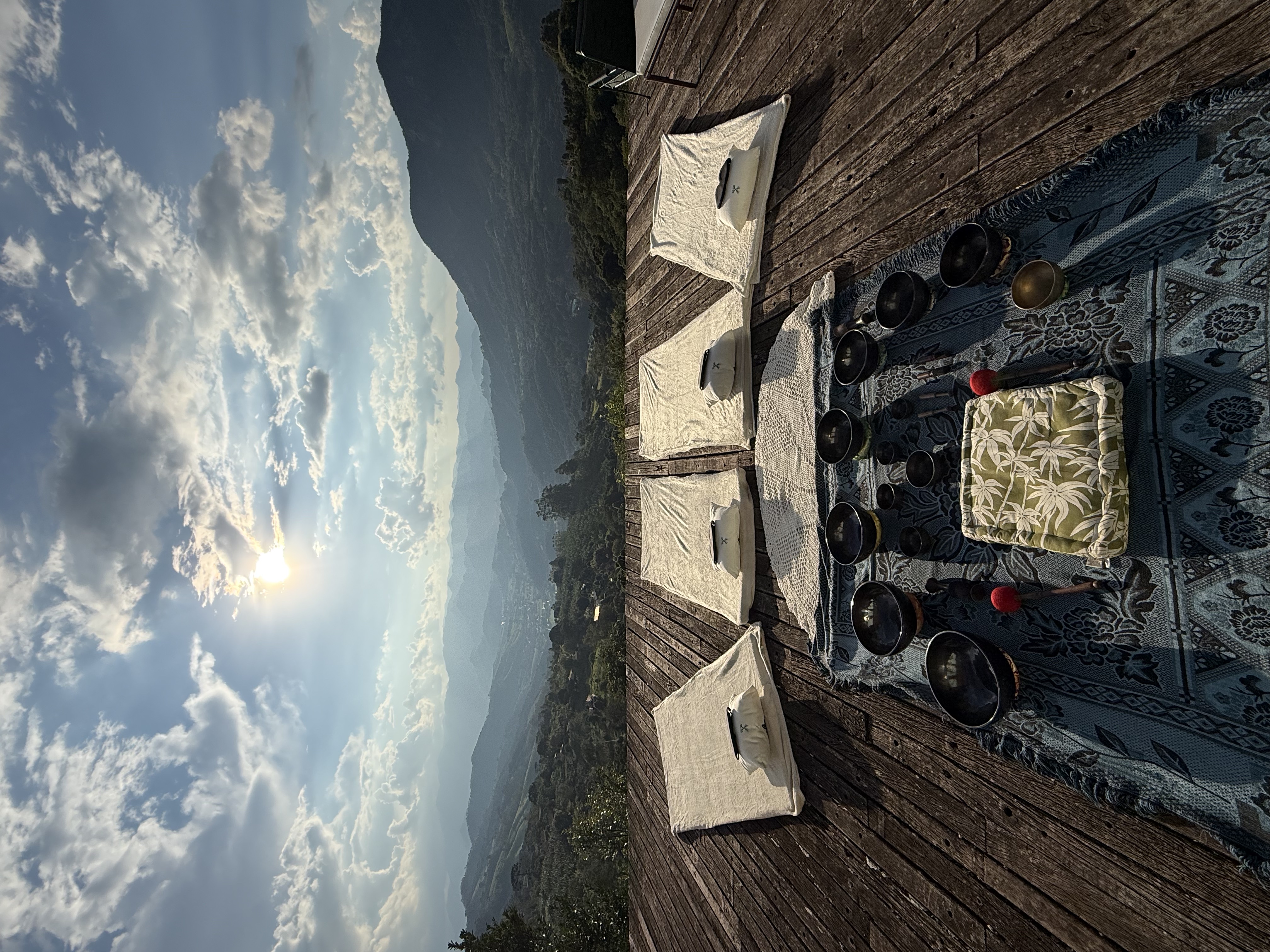 Vista aérea do rancho com montanhas e neblina matinal