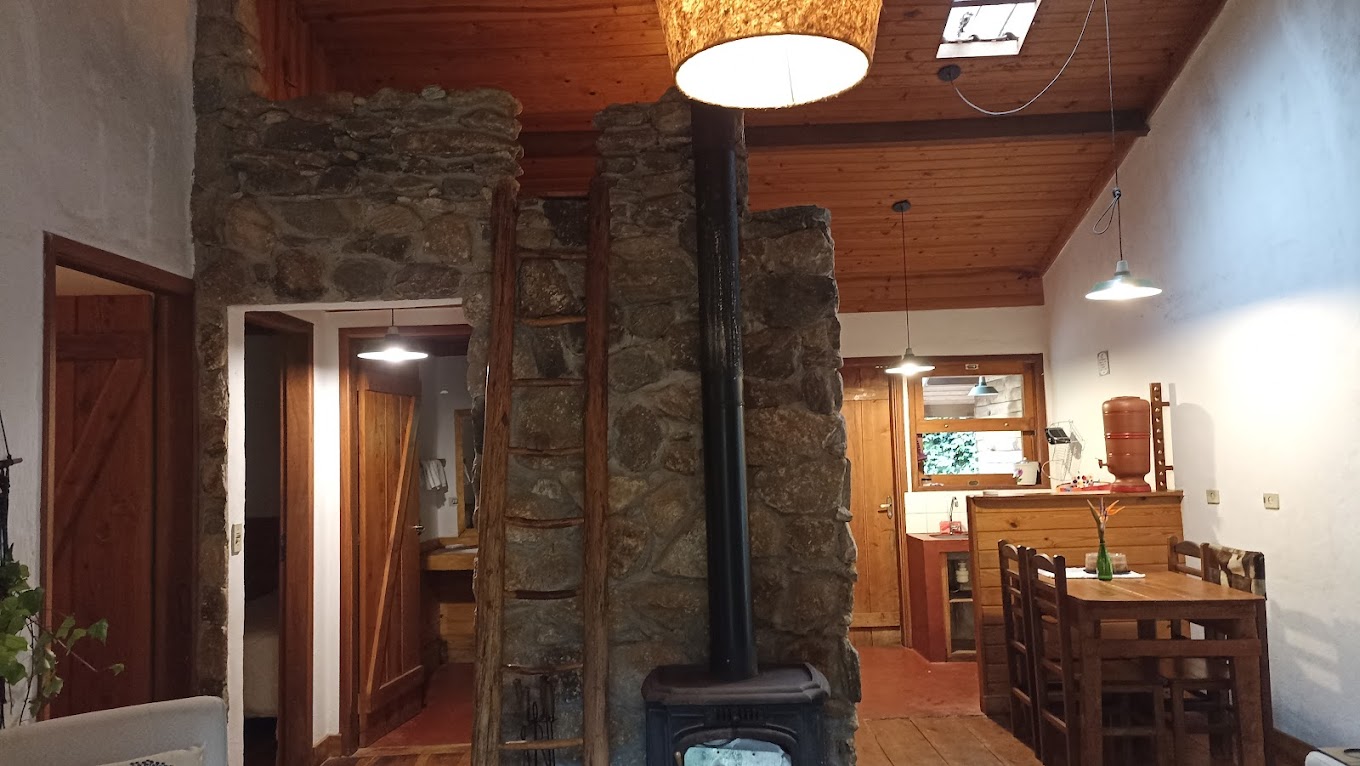 Janela vermelha emoldurando montanhas verdes em São Bento de Sapucaí