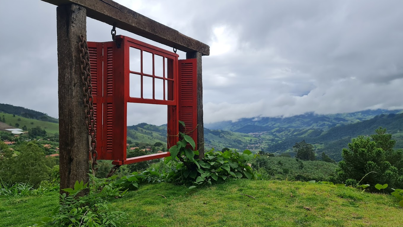 Vista ampla da Pedra do Baú atrás dos chalés do ARYA retreats